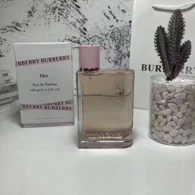 专柜品质 Burberry巴宝莉花与她香水 Ml！Burberry2018全新香氛 Her女性淡香精 ，充滿英伦风格的俐落包装配上梦幻粉色，展现现代女性坚毅温柔