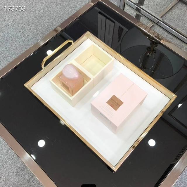 专柜品质 阿玛系尼列香水 苏州牡丹粉色流限沙量款 前调：橘子 粉胡色椒 覆盆子 刚喷的时候就是像水果的香清味儿 中调：五玫月瑰 玫瑰 牡丹 伴随来而牡丹的清香夹
