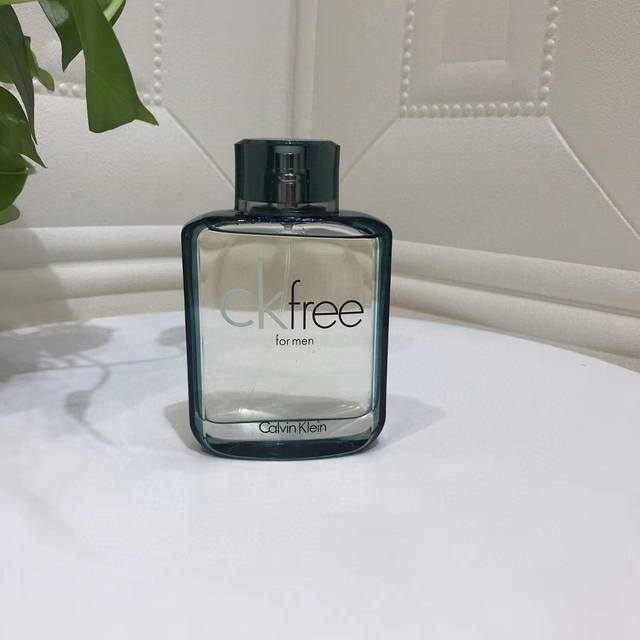 专柜品质 Qwe Ck Free 自由男士香水Free 供代购 送男朋友的最佳选择Ck这瓶香水的实在是太圈钱了，光看外表就想买！海洋蓝的颜色简直不要太好看！ 香