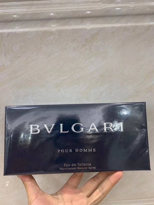 专柜品质 宝格丽水能量香水3件套 *25Ml带喷头 ，活力海洋 碧蓝水能量 海韵，感觉这个味道很脱俗 不浓烈闻起来清新干净的味道 瓶身设计只能躺着的 犹如一颗晶