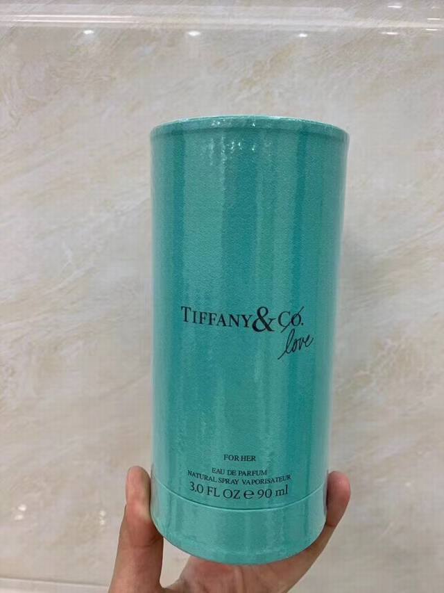 专柜品质 Tiffany蒂芙尼恋语系列-恋爱女士香水90Ml Love For Her罗勒和葡萄柚的前调说明她是一个小青新，清新透明微甜亳丽。细闻可以感受到橙花