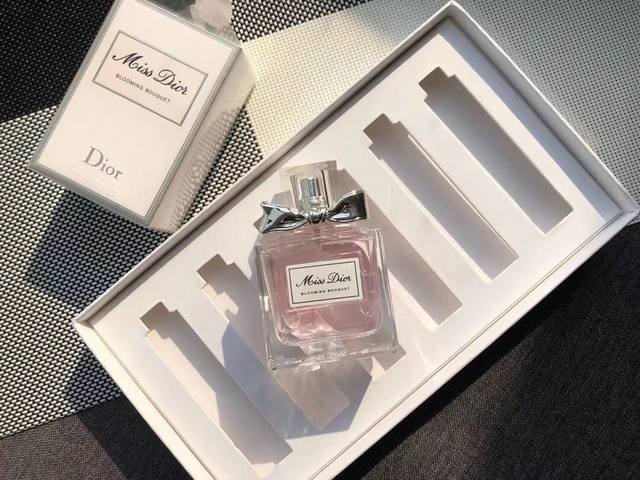 专柜品质 50Ml 专柜品质 Ml Dior迪奥甜心-花漾迷情香水 分别 Ml 50 Ml 香调：美食花香琥珀调 前味：野苺、绿甜橙 中味：焦糖爆米花、草苺冰沙