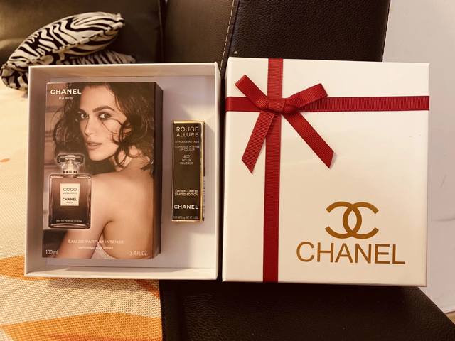 原单品质 250专柜品质 情人节礼物首选 Chanel香奈儿2件套礼盒！红遍全球最经典的香奈儿香水，原单品质。 香奈儿新款圣诞限量黑金按压口红！今年出的都是神仙