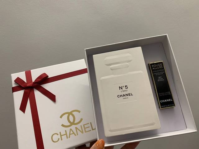 专柜品质 140原单品质 Chanel香奈儿2件套礼盒！红遍全球最经典的香奈儿白色N5香水，原单品质。 香奈儿新款圣诞限量黑金按压口红！今年出的都是神仙口红，都