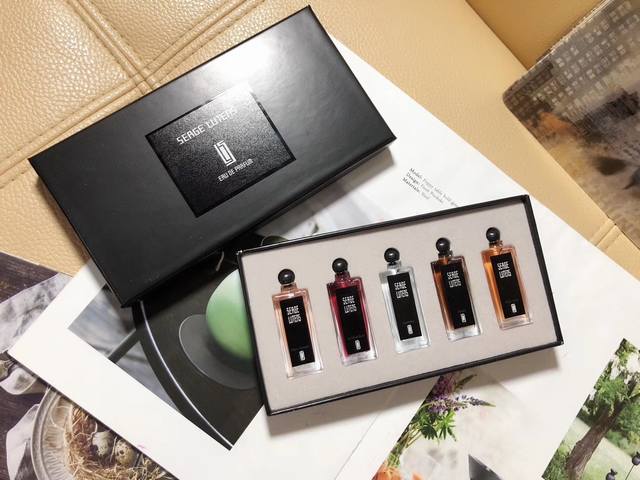 专柜品质 专柜芦丹氏香水小样礼盒套装Q版5Ml 五个味道： 1橙色苏丹 2孤儿怨 3柏林少女 4北非东风 5橙花 送礼自用非常适合 平时放包包里非常方便 小巧
