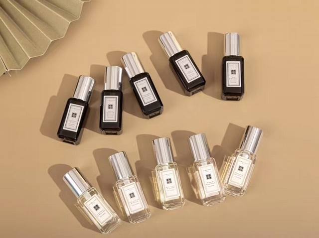 专柜品质 Jomalone小样原单正品5件套 1.祖马龙蓝盒黑瓶五件套5件套，5×9Ml，带喷头，Q版小样套盒 5个味道分别为: 茉莉与金盏花 丝绒玫瑰与乌木