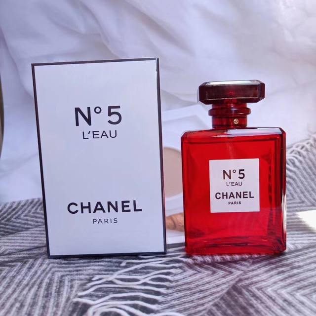 专柜品质 下单备注浓香，淡香持久 Chanel圣诞限量红色五号 全球限量2500瓶！ Ml 一只充满女人味的香水，同时又具现代视野，是一款非常经典香味，花香调。