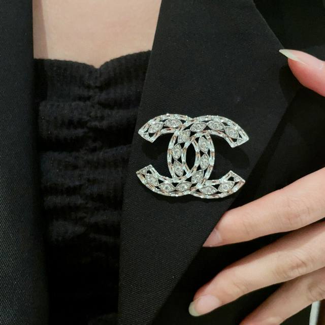 Chanel小香奈儿 专柜新款珍珠香奈儿胸针，是最懂女人的饰物。那些倾注了全部心血去做自己的女人，往往更珍惜胸针的意义。香奈儿女士把胸针别在帽子上，并告诉那些模
