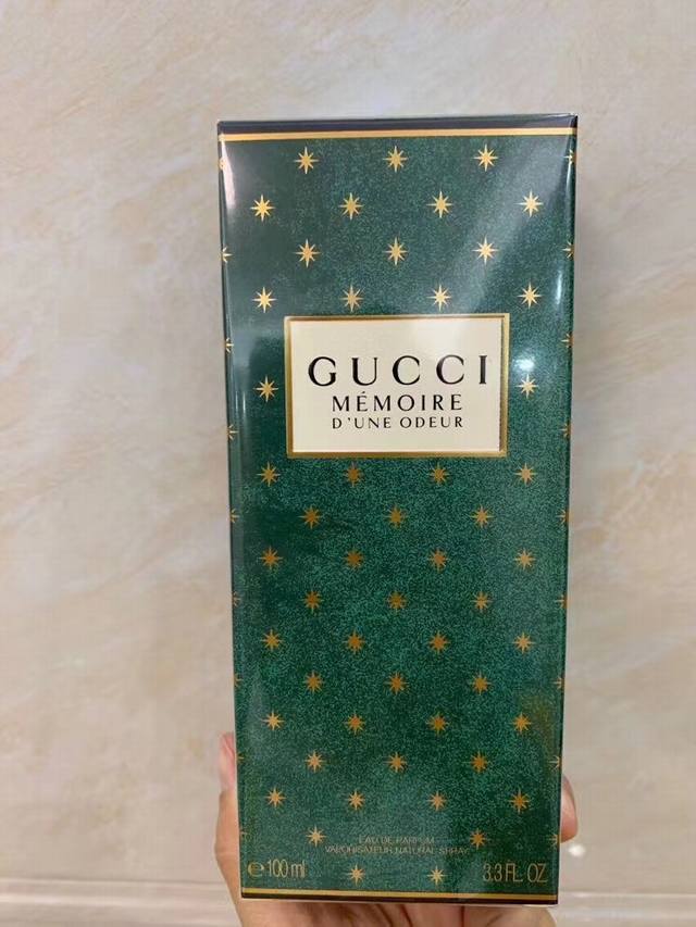 专柜品质 古驰.Gucci Memoire D'une Odeur 绿色气味记忆 香水 Ml 前调：洋甘菊 中调：茉莉 麝香 后调：香草 木质香 檀香木 雪松