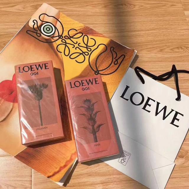 专柜品质 Loewe罗意威001 限定情侣香水50Ml， “事后清晨”限定版 ，这款换了个文艺气息极重的砖红色瓶，红红火火的包装又特别又有质感罗意威女香Woma