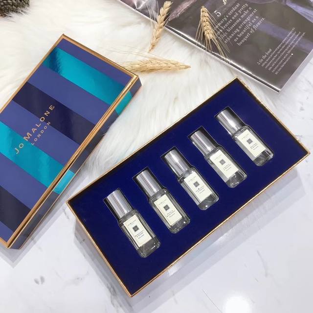 专柜品质 祖马龙蓝色黑瓶香水5件套 专柜品质蓝色圣诞限量礼盒装*9Ml带喷。 套盒包含柠檬罗勒+英国梨+忍冬与印蒿+牡丹+海盐