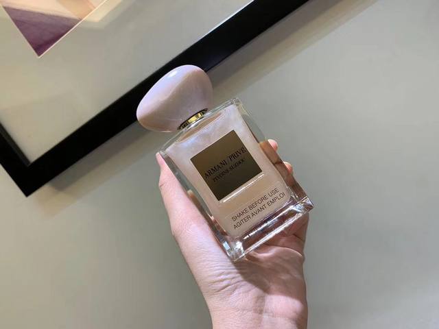 专柜品质 Armani阿玛尼Prive苏州牡丹香水 Ml粉色流沙绝版限量 珍藏 之前停产的苏州牡丹香水复出，依旧是限量版， Mll 颜值和味道兼具 这款苏州牡丹