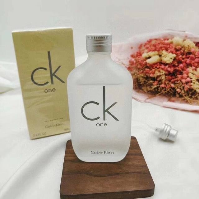 专柜品质 Ck经典白香水白Ck香水 Ml 可扫码！男女通用 这是一款无性别香水男女都可以用！ 非常适合清新明快的Ck One前调豆蔻 香柠檬 新鲜菠萝番木瓜构成