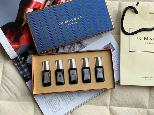 专柜品质 Jo Malone 祖马龙限量版香水 蓝盒黑瓶 祖玛珑圣诞限量香氛礼盒9Ml*5 非常推荐入手的组合装，经常用香水的都知道小支装最好用，便于携带而且小