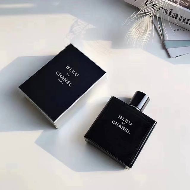 专柜品质 品牌名称：Chanel香奈儿 商品名称：Bleu De 蔚蓝男士淡香水Edt 容量： Ml 产地：法国 香调：清新木质香 前调：粉红胡椒 柑橘 香根草