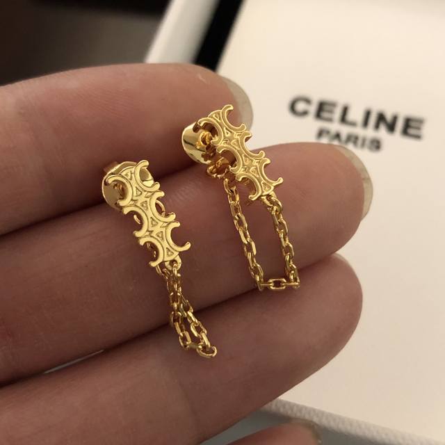 精工版本 赛琳耳钉凯旋门金色饰面黄铜链条Z ，赛琳耳环爱了爱了！一眼就看中的系列，网红们的最爱！五金配件均是Cnc精雕机雕刻出来的Logo，非常清晰细腻！戴上更