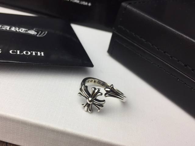 Chrome Hearts克罗心错位开口十字架标志戒指潮人必备！哥特设计风格 炫酷新款绝对吸引 男女生均可佩戴#开口戒可自调大小#
