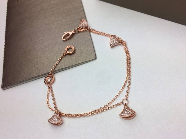 Bvlgari 宝格丽满钻四裙子手链～双层链条搭配四个镶钻小裙子吊坠最高版本 出货 Bvlgari 宝格丽Diva 裙子系列 扇形 手链高端定制亚金电镀18K玫