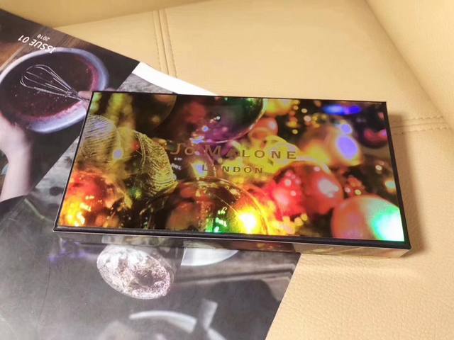 专柜品质 祖马龙圣诞鎏金香水小样五件套金瓶！专柜限量组合金色瓶9Ml。分别是五种香味海盐、英国梨、蓝风铃、青柠罗勒叶、黑莓。Bling Bling 真的又好看又