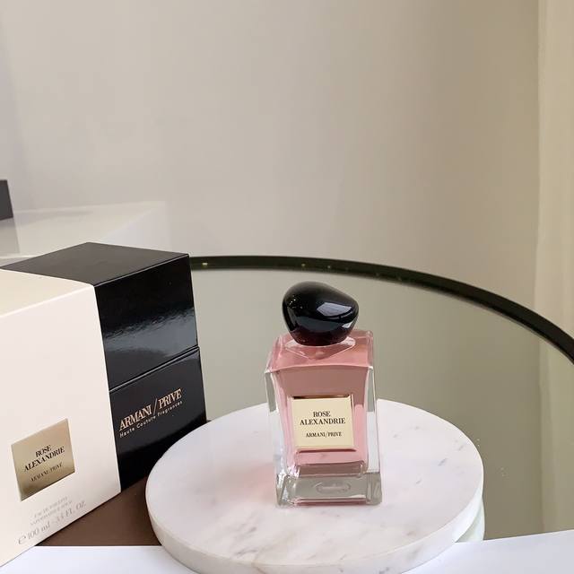 专柜品质 Armani Rose Milano香水 清新脱俗，又不失大气的玫瑰，无论你的外表是性感的，还是行为大胆的，内心却永驻一方净土，向往大自然的清新，阿玛