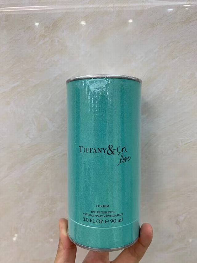 专柜品质 Tiffany蒂芙尼恋语系列-恋爱男士淡香水90Ml Love For Him前调很显的生姜味道，带有木质的柑香，杜松的芳香清新感与柏树的温暖树脂味融