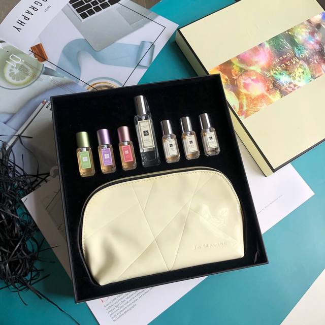 专柜品质 Jomalone 祖马龙 7件套带化妆包礼盒版 英国知名品牌祖马龙Jomalone 香水与一般香气最大不同之处，在于香气纯粹且接近真实其香水以简单纯粹