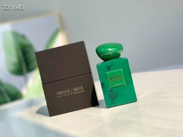 专柜品质 Ar‘Mani Prive 私藏香水之3.0绿松石 容量： Ml 独家渠道！ 属于阿玛尼贵族高级定制系列香氛，市面在售价2600左右！抛开香味，光看瓶