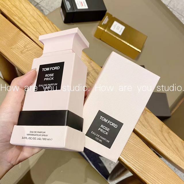 专柜品质 ：荆棘玫瑰 每个女人都逃不过玫瑰香，不管是哪种玫瑰香水，至少都会拥有一款，这款是非常暧昧的玫瑰香型，还是Tf家那种赤裸裸的诱惑Feel~最危险的不过荆