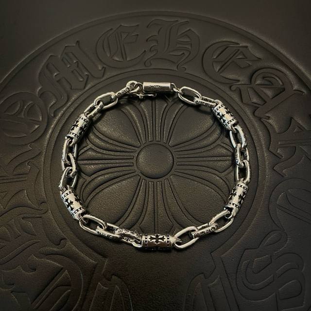 新款 专柜品质 Chrome Hearts克罗心 经典复古十字架环扣手链 凹凸造型不同的花纹设计风格 呈现出与众不同 十字架 童军花是克罗心的志 所以更经久不衰