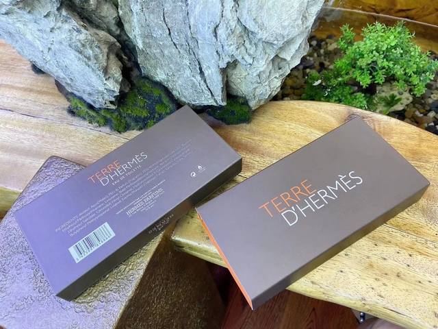 专柜品质 原单Hermes爱马仕Terre大地香水旅行装四件套礼盒 每瓶 5Ml 方便携带~超级好闻的男香 超越众多男提香N多～气质型男人的味道 O O 适合送