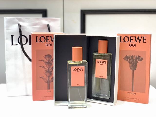 专柜品质 Loewe罗意威001 限定情侣香水50Ml “事后清晨”新年限定版 这款换了个文艺气息极重的砖红色瓶 红红火火的包装又特别又有质感 香水瓶身一直是最