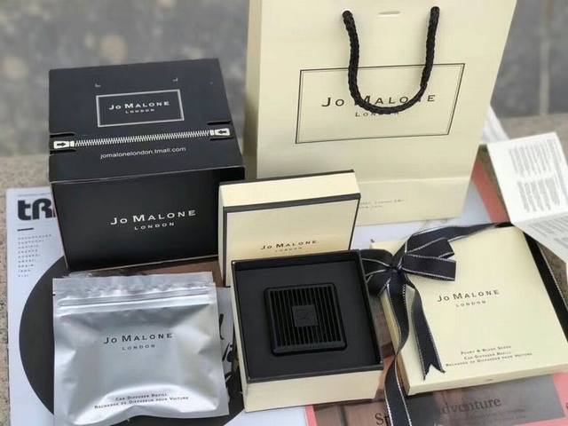 专柜品质 祖马龙车载扩香器！装饰点缀专属座驾空间，造型小巧别致，随时随地于座驾内营造芬芳氛围，随着香味一起惊喜满图，还可以当装饰品，特别赞！送配了一根丝带！可以