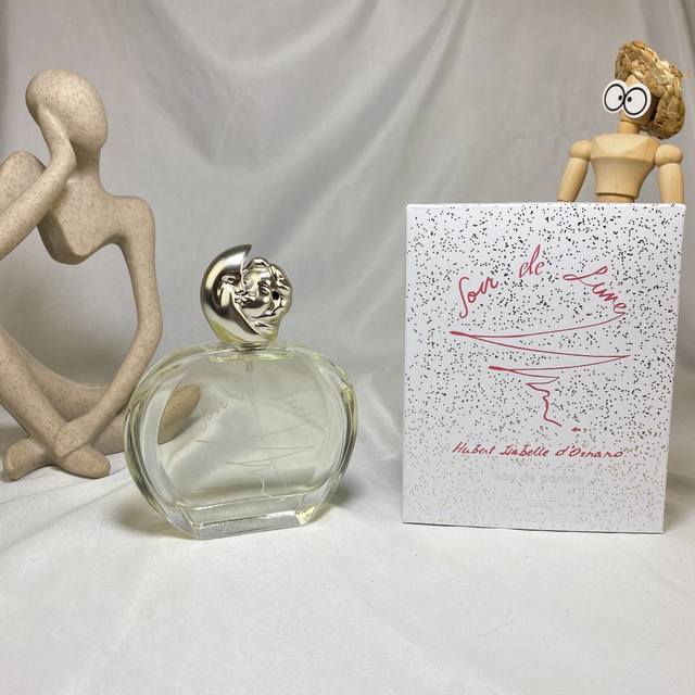 专柜品质 希思黎缘月Sisley Soir De Lune,2006 Ml 香调:花香西普调 前调：肉豆蔻芫荽橘子胡椒香柠檬 中调：含羞草鸢尾花玫瑰桃子茉莉铃兰