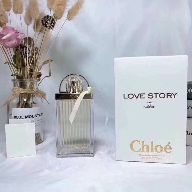 专柜品质 蔻依Love Story浪漫爱情故事黄丝带女香Edp浓香75Ml！ 香调：花香调 前调：奈若利橙花、香柠檬、葡萄柚、梨 中调：橙子花千金子腾、玫瑰、黑