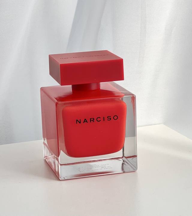 专柜品质 纳西索 红 Narciso Rouge红胖子 撩人斩男香 透视玻璃红瓶拿起来敲有质感！ 味道不街香不甜腻初闻是清甜的花香 淡雅柔和花香慢慢散场之后，随