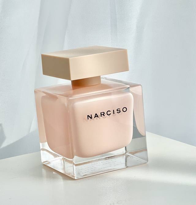 专柜品质 纳西索 罗德里格斯 粉影粉胖子！ 粉麝香 Narciso Rodriguez Narciso Poudree 品牌：纳西索 罗德里格斯 香调：木质花香