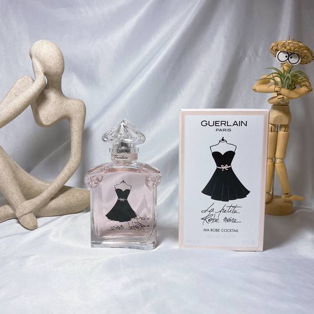 专柜品质 Guerlain娇兰小黑裙清新花香版 Ml 香调:花香果香调 前调:莉玫瑰绿叶 中调:酸樱桃花苹果黑加仑 后调:广藿香琥珀罻香