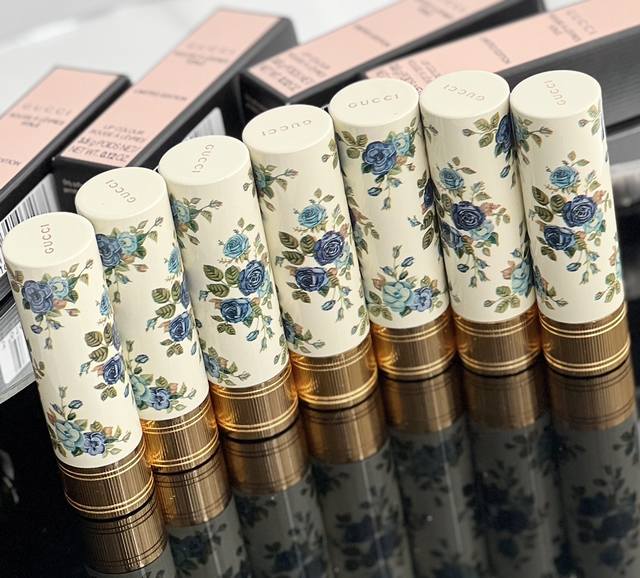专柜品质 Guccl新品复古蓝碎花优雅永不过时～ 实在为它的颜值倾倒！！ 最细节的是象牙瓷白底上面的小蓝碎花是蓝色妖姬 花语是 珍贵稀有的爱 遇见你是奇迹 象征