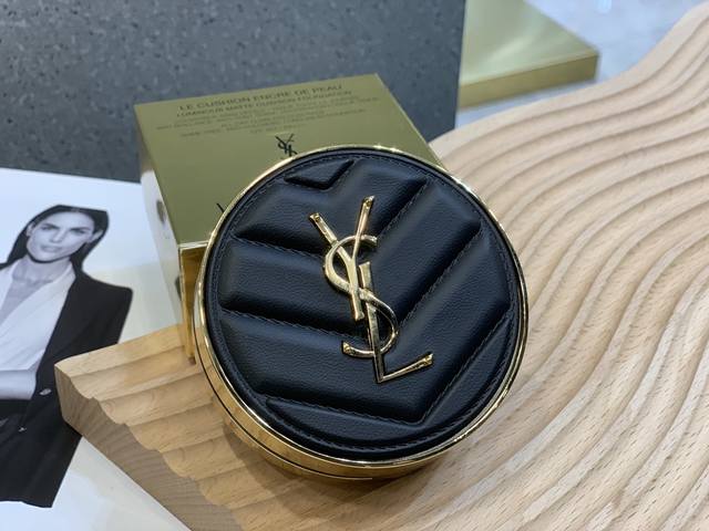 专柜品质 圣罗兰皮革、B10#Ysl皮革气垫好看的小姐姐都在用圣罗兰皮革气垫！简直太美啦！！ 轻松Get清透奶油肌！粉质真的巨细腻，上脸轻薄又服帖，用了就跟妈生