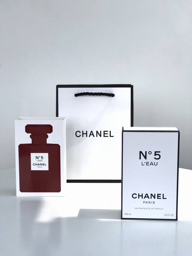 专柜品质 Chanel 香奈儿 圣诞限量版 N°5 L'eau5号之水 淡香 Ml ；Chanel首次出红瓶5号，不同于昔日的5号，圣诞红色限量款瓶身，晶莹剔透
