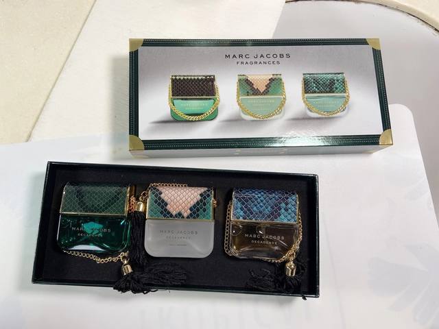 原单品质 法国Marc Jacobs 马克雅可布 香水3件套 25Mlx3Daisy手提款～Daisy的外包装设计独具匠心。更高档的包装设计，送人首选情人节礼物