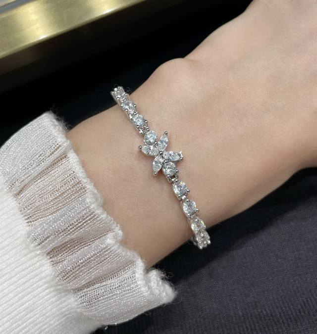 此款调价 蒂芙尼满钻马眼扣手链名媛奢华大牌高档爆闪 专柜品质 S925纯银 完美打造 每一微小细节都经老师傅耐心打磨而成
