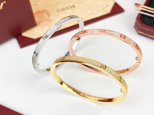 Cartier 卡地亚窄版Love满天星手镯满钻款螺丝钉手镯顶级工艺 专柜刻字清晰 360度无死角 附带螺丝刀全新的窄版设计 更显精致～如此美物 你必须拥有
