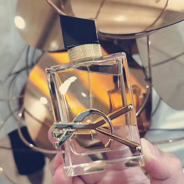 专柜品质 Ysl圣罗兰自由之香女士浓香50Ml Ysl 圣罗兰Libre 新款浓香水不是一个甜甜的味道，刚喷的时候味道甚至有些中性，薰衣草香贯彻始终。有一定距离