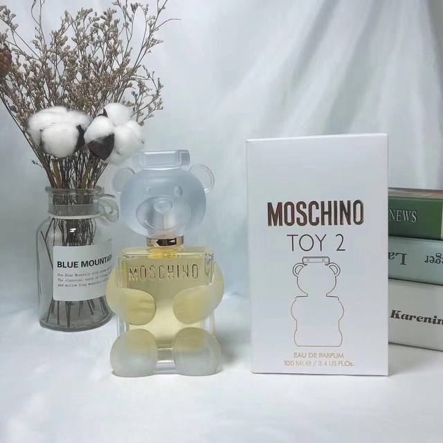 专柜品质 泰迪熊白瓶香水 Ml 小熊头部四肢是超有质感的磨砂，M家泰迪熊把可爱这块掐的死死的~Toy2白色女香: 前调是清爽青苹果橘子果香，活泼少女的气息，融合