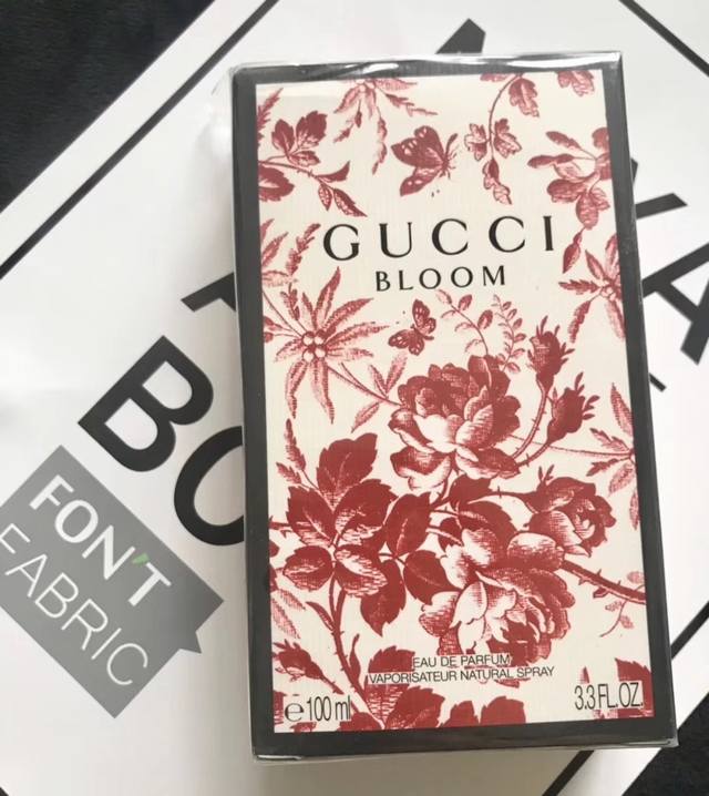 专柜品质 古驰Cucci花悦粉繁花浓香 Ml Gucc的这款新香是换设计师之后出的一款香水作品。嫩嫩的烟粉色漆瓷瓶,配上简单的黑白标签,“复古又时髦,下勾起你的
