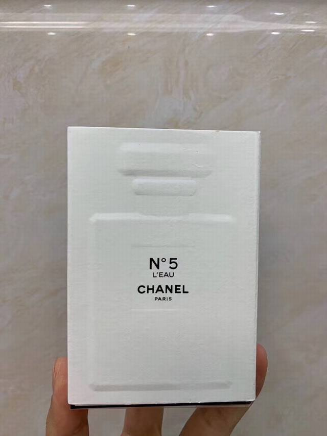 专柜品质 正品质量Chnal香奈儿5号白水女士香水50Ml！闻香识女人C香调：乙醛花香调前味：格拉斯橙花、乙醛、香水树花中味：格拉斯茉莉、五月玫瑰、依兰、鸢尾后