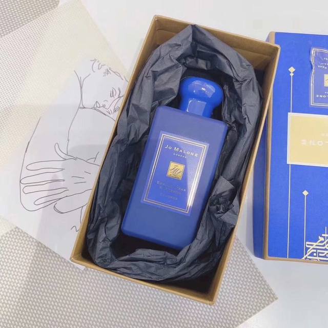 专柜品质 祖马龙午夜蓝色限定款英国梨与小苍兰香水 规格: Ml 磨砂蓝瓶，太太太好看了，很上档次 English Pear&Freesia 英国梨与小苍兰 香调