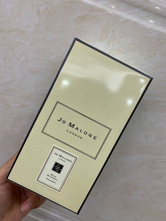 专柜品质 祖马龙蓝风铃香水 Ml ！好多宝宝最爱的味道自认为真的胜过香香 也是祖马龙最出名的一款香水，最抢手的蓝风玲，味道都很清新，她家香水叠加起来更特别，淡淡
