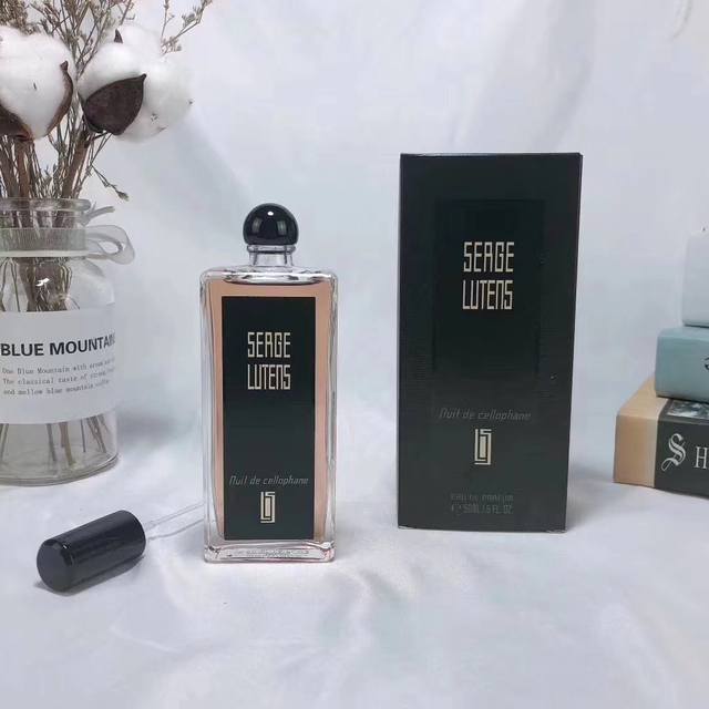 专柜品质 芦丹氏八月桂花50Ml！Serge Lutens 2012。喷上后一阵甜蜜果香涌出，带有浓郁的白花香气，桂花倒不是主角，而是细密地分布在这一团白花香里